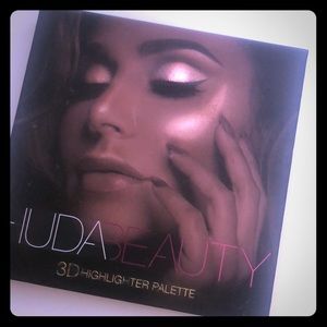 Huda beauty 3D highlighter palette